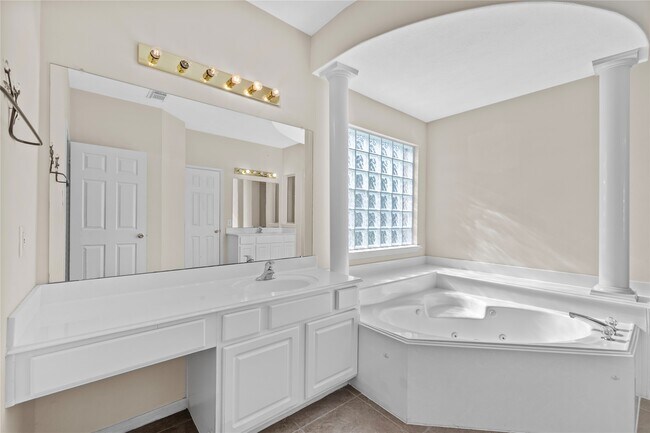 Building Photo - 1111 Blue Leaf Dr