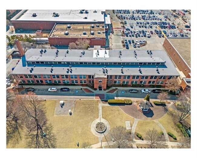 Building Photo - 1261 Caroline St NE