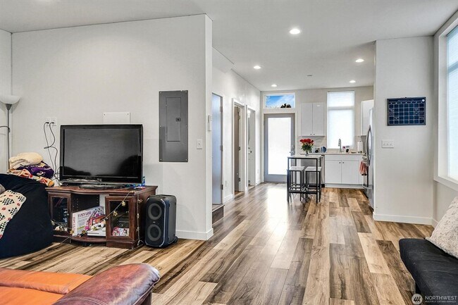 Building Photo - Charming 8 Bedroom Home - Located in the h...