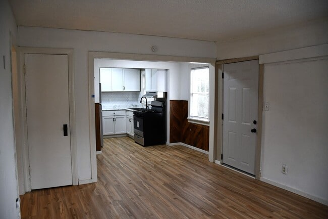 Building Photo - COMING SOON! 2 Bedroom House!!