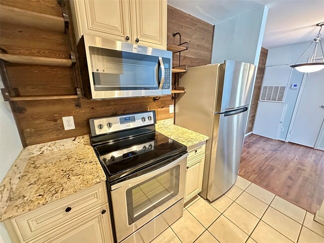 Building Photo - 3506 Cove View Blvd