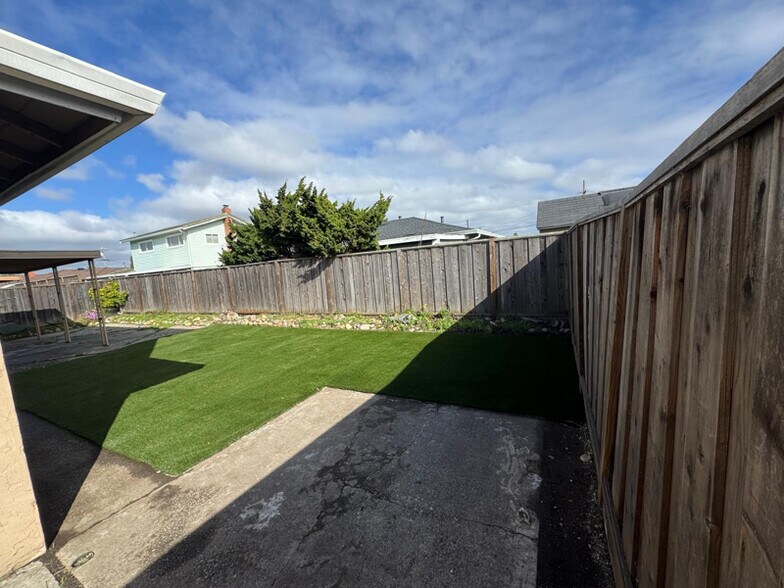 Building Photo - 14550 Acapulco Rd