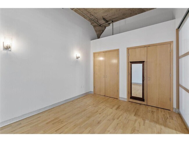 Building Photo - 521 S 7th St