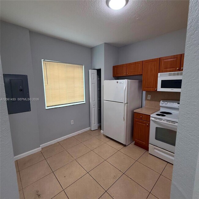 Building Photo - 8811 S Isles Cir