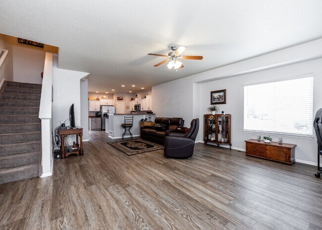 Building Photo - Spacious townhome with low maintenance.