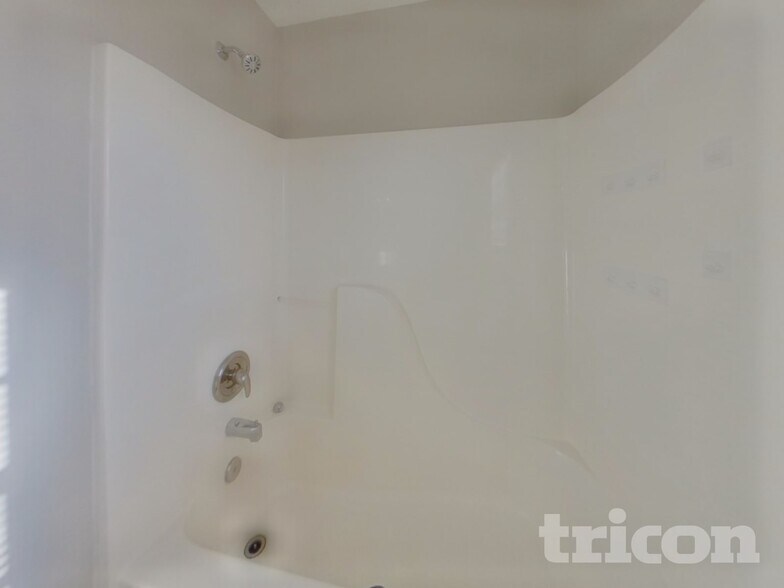 Building Photo - 204 Fox Grove Cir