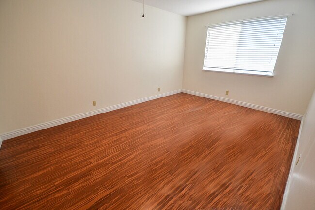 Building Photo - "Charming 3-Bed, 2-Bath Gem in the Heart of Las Vegas - 1311 Sq Ft of Comfort!"