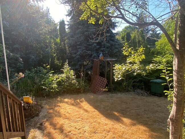 Building Photo - Newly Renovated Home in a Friendly, Active Neighborhood