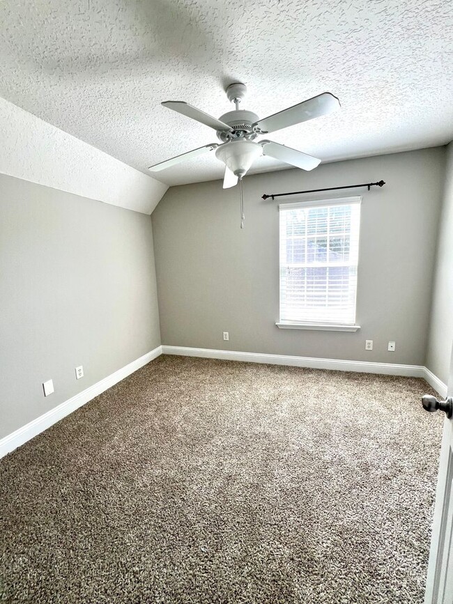 Building Photo - 4 bed 2.5 bath home!