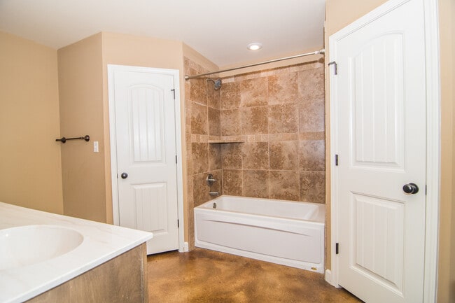 Building Photo - 3 Bed 2 Bath