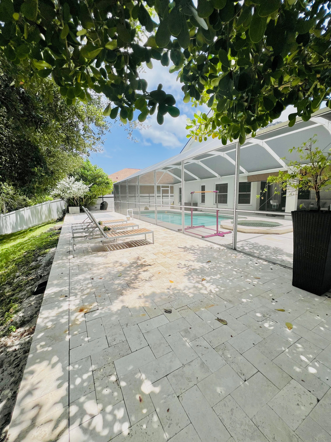 Building Photo - 515 Somerhill Dr NE