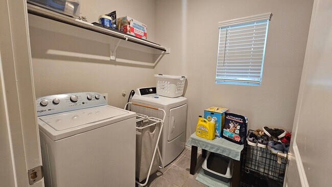 Building Photo - Spacious Ventana Home with all appliances!