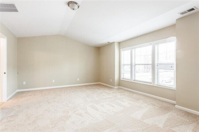 Building Photo - 2105 Greencrest Cir