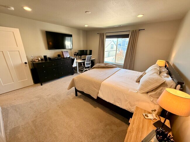 Building Photo - 9655 N Aaron Ave