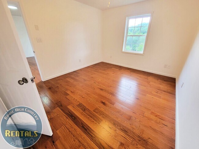 Building Photo - 427 Sugarloaf Rd