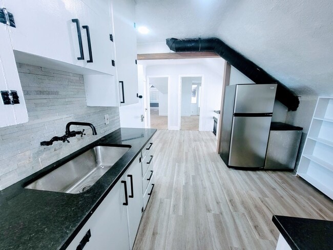 Building Photo - 324 L St E