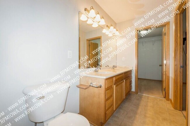 Building Photo - 440 SE Sagewood Cir
