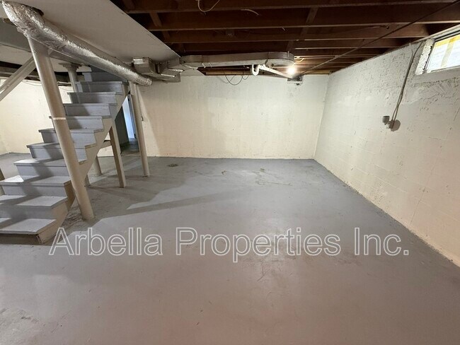 Building Photo - 1437 Valley St