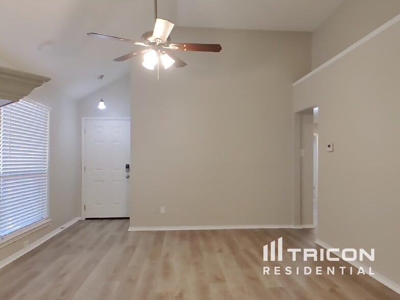 Building Photo - 906 Sylvan Creek Dr