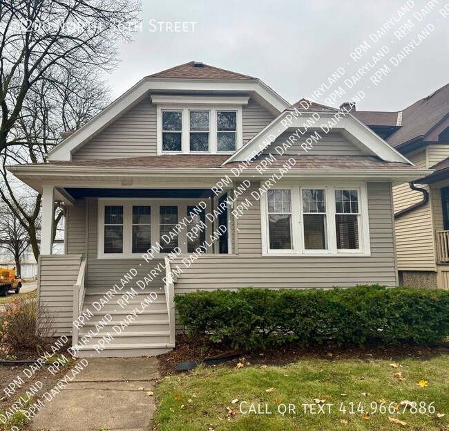 Primary Photo - Charming 2-Bedroom Lower Duplex with Moder...