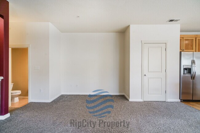 Building Photo - 1090 SW 170th Ave