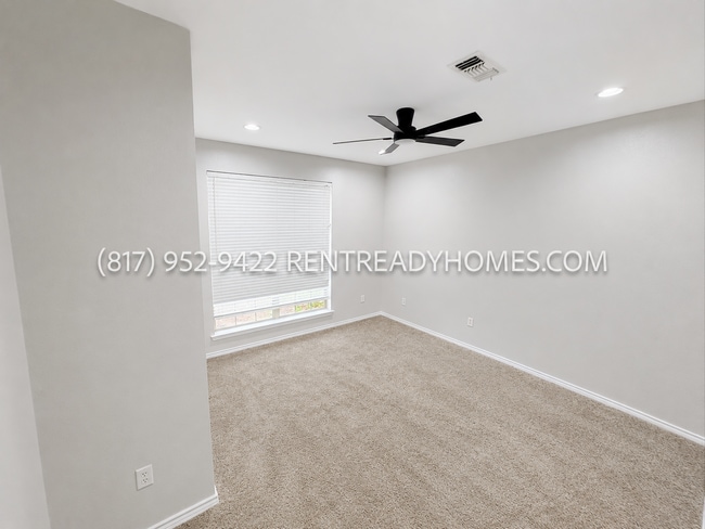 Building Photo - 4901 Lakeside Dr
