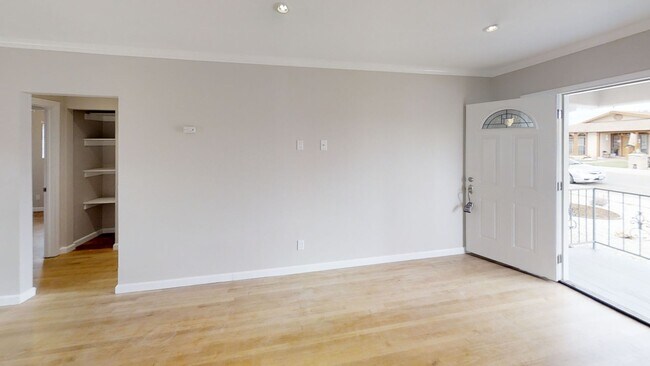 Building Photo - Cozy 3BD/1BA w/ Large Kitchen! (Lease out, pending signatures. Check back in a few days!)