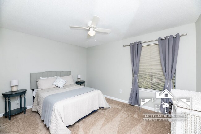 Building Photo - Charming and Spacious Home