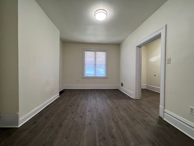 Building Photo - Updated 4BR 1.5 bath home with rear parking!