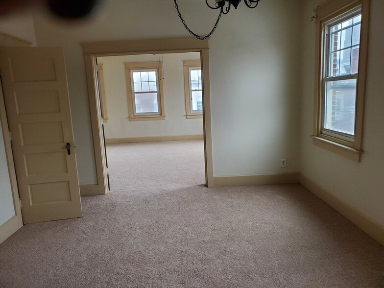 LR/DR - 128 N 11th St