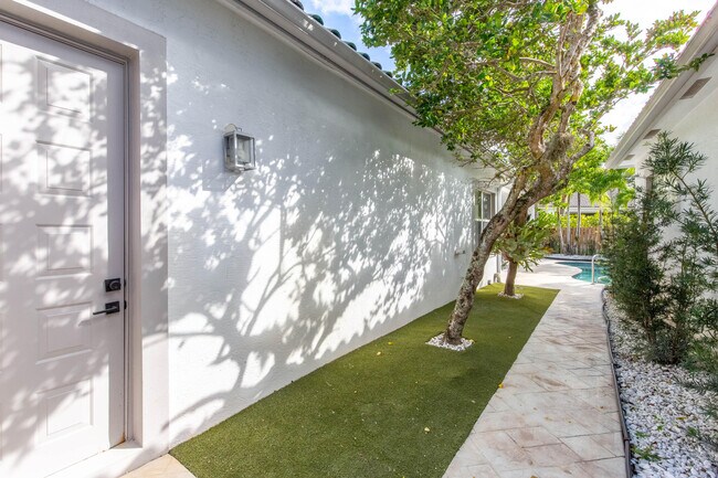 Building Photo - 2443 Players Ct