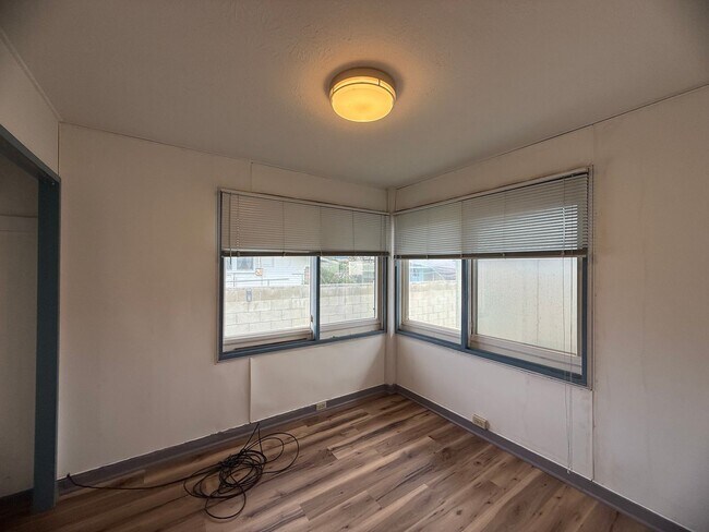 Building Photo - 3 bdrm, 2 bath with a private yard