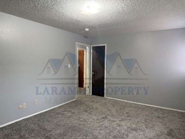 Building Photo - 4 Bed 1.5 Bath Townhouse Style Apartment