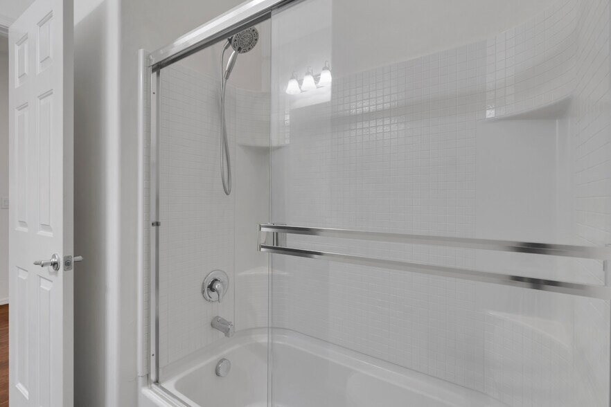 Building Photo - 4154 N Thurston Ln