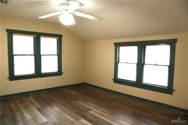 Building Photo - 15 E 8th St