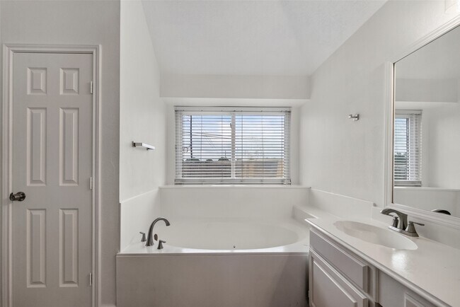 Building Photo - 7403 Oak Walk Dr