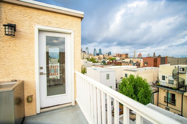 Building Photo - Graduate Hospital Three Bedroom Home