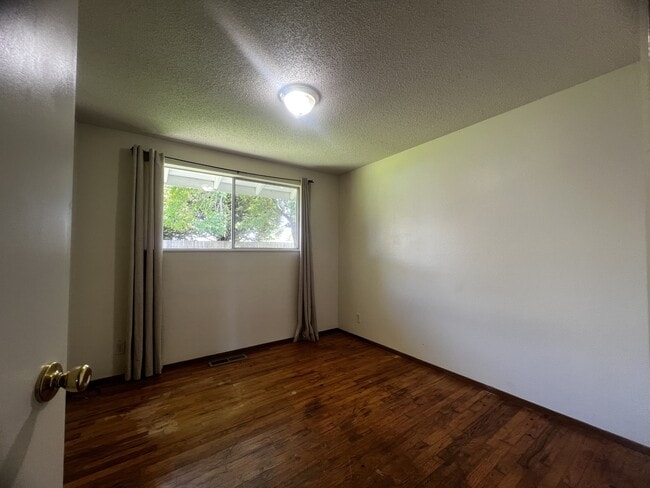 Building Photo - 3211 Alice Ave