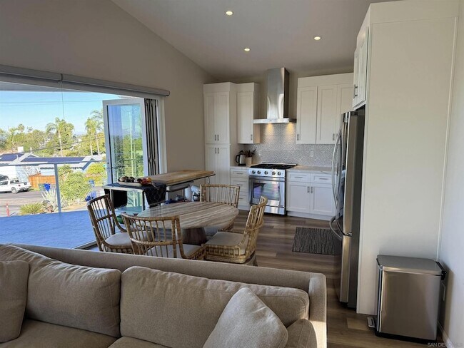 Building Photo - 1305 Blue Sky Dr