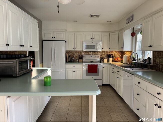 Building Photo - 15 Brookfield Dr