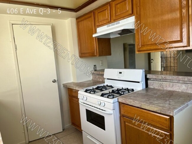 Building Photo - 2BD/1BTH SECOND FLOOR APARTMENT EAST PALMDALE