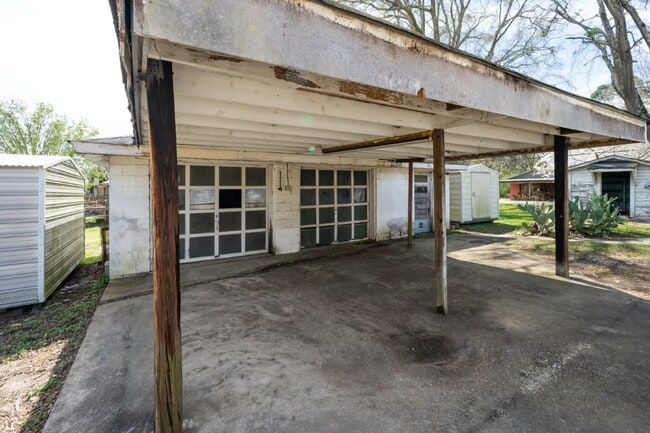 Building Photo - Rare Find Rock Creek – Space, Style & Storage!