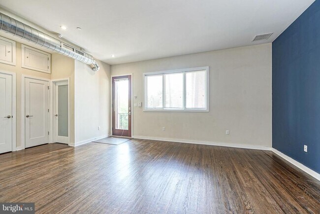 Building Photo - 1247 E Columbia Ave