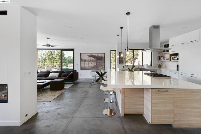 Building Photo - 297 Las Quebradas