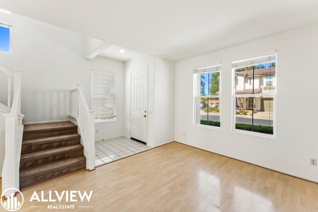 Building Photo - Bright & Spacious 3-Bedroom 2.5 Bath Home in Gated Oak Creek Community