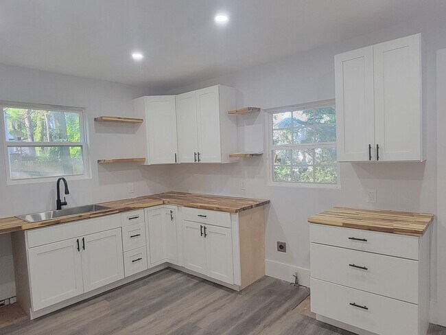 Building Photo - 2921 Sylvan Rd