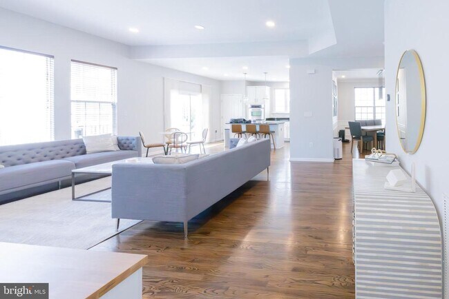 Building Photo - 8727 Raleigh Mews