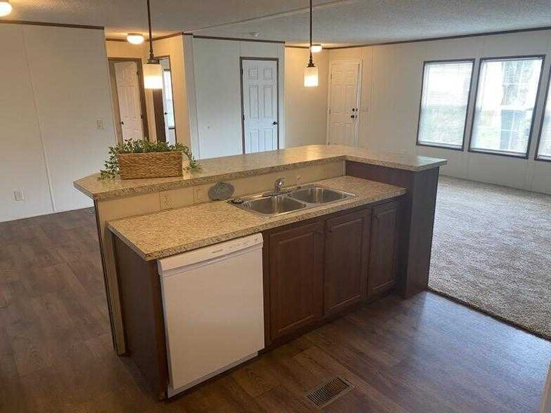 Building Photo - 15562 Pine Ridge Dr