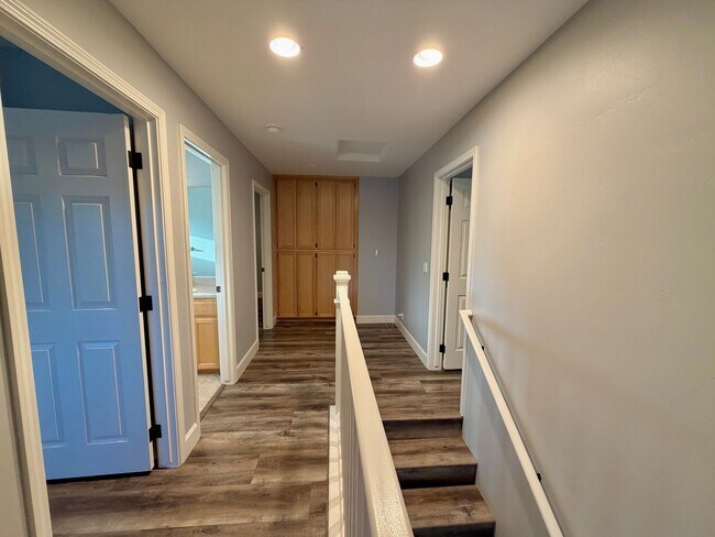 Building Photo - Beautiful 3 Bedroom 2.5 Bathroom Single Fa...