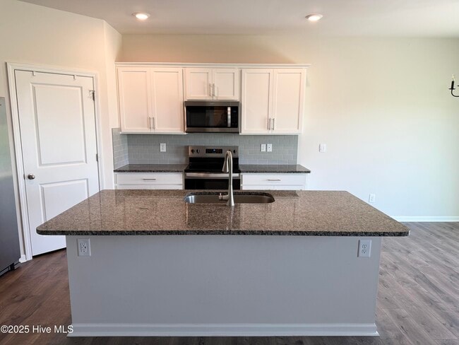 Building Photo - 3228 Ridgeland Dr